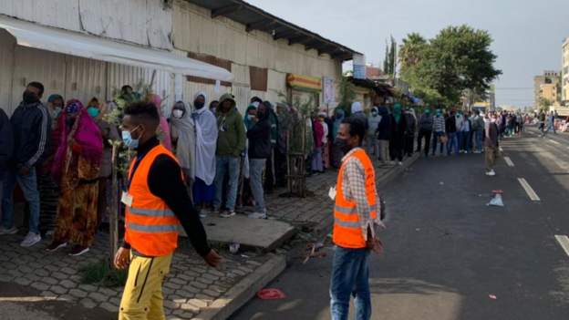 Voters in queue to start the waiting to elect their prefered candidates in Ethipiopia