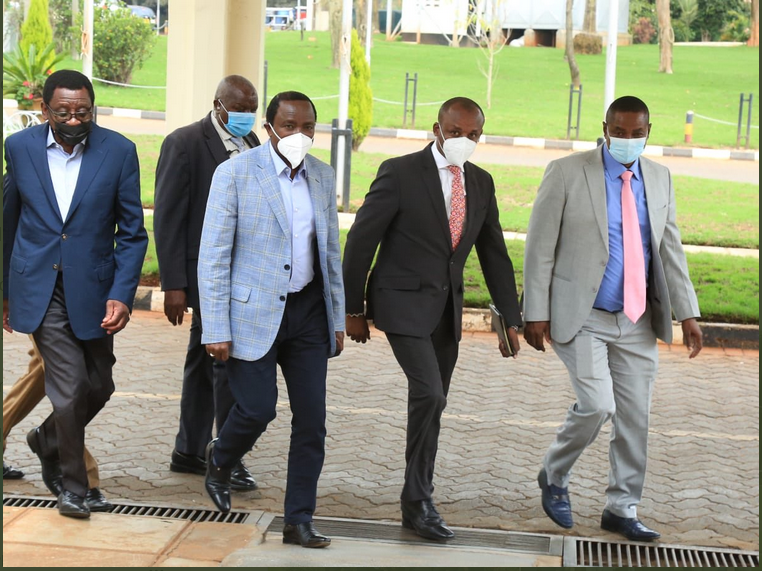 Kalonzo Musyoka accompanied by his lawyer to the DCI office in Kaimbu road